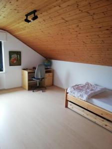 1 dormitorio con cama y techo de madera en Ferienwohnung / Monteurswohnung in ruhiger Waldlage en Borghees