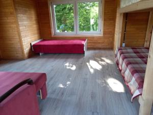 Cette chambre comprend 2 lits et une fenêtre. dans l'établissement Camping Nad Karpatamy SPA, à Hrobyshche