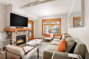 uma sala de estar com um sofá e uma lareira em Capitol Peak 3209 em Snowmass Village