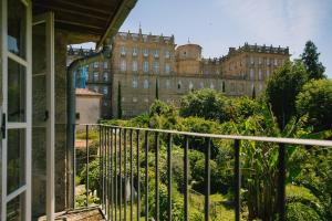 uma vista para um edifício a partir de uma varanda em roomPEDRA apartamentos turísticos em Santiago de Compostela