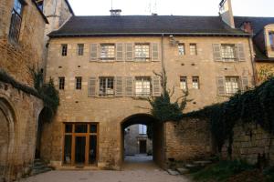 wejście do starego budynku z cegły z łukiem w obiekcie Le Porche de Sarlat w mieście Sarlat-la-Canéda