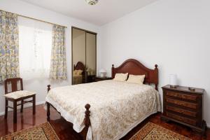 una camera con letto, cassettiera e finestra di Cister House ad Alcobaça