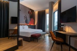 Uma TV ou centro de entretenimento em Radisson RED Hotel Johannesburg Rosebank