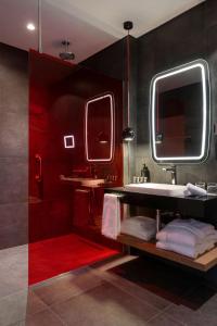 Bathroom sa Radisson RED Hotel Johannesburg Rosebank