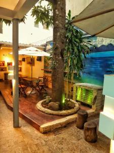 una habitación con un árbol y una mesa con un árbol en Mango Tree Ipanema, en Río de Janeiro