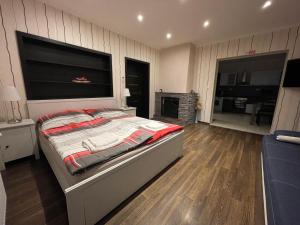 ein Schlafzimmer mit einem großen Bett und einem Kamin in der Unterkunft Apartmány Diana in Dunajská Streda