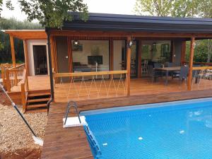 Bazén v ubytování Luxury mobile villa Melody nebo v jeho okolí