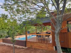 dom z drewnianym tarasem obok basenu w obiekcie Luxury mobile villa Melody w mieście Risika