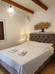 um quarto com uma cama com duas toalhas em Luxury mobile villa Melody em Risika