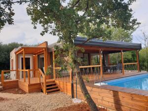 Bazén v ubytování Luxury mobile villa Melody nebo v jeho okolí