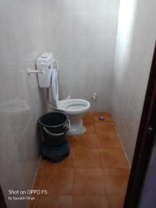 Ένα μπάνιο στο RADHA MADHAV GUEST HOUSE +7 φωτογραφίες