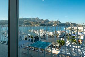 賈迪尼－納克索斯的住宿－La Sirena Rooms，阳台享有码头的景致。