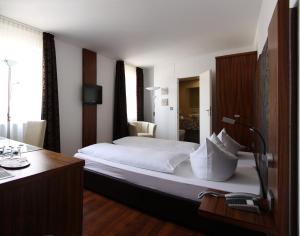 Postel nebo postele na pokoji v ubytování Hotel zur Pfalz