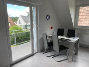 une salle à manger avec une table et des chaises et une fenêtre dans l'établissement Helle moderne Ferienwohnung, Nähe Koblenz am Rhein, à Weitersburg