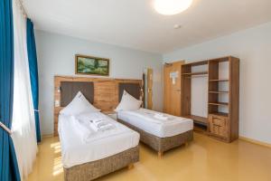 a room with two beds in a room at Hotel Arena in Cologne