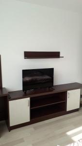 een bruine en witte tafel met een tv aan de muur bij Къща за гости "Тони" in Dobrinishte