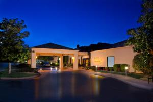 ein Haus mit Auffahrt in der Nacht in der Unterkunft Courtyard by Marriott Little Rock West in Little Rock