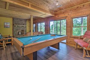 einen Billardtisch in einem Zimmer mit Kamin in der Unterkunft Gorgeous Cabin Retreat on Lake Lanier! in Landrum