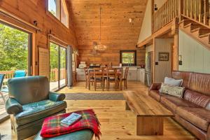 ein Wohnzimmer mit einem Sofa und einem Tisch in der Unterkunft Gorgeous Cabin Retreat on Lake Lanier! in Landrum