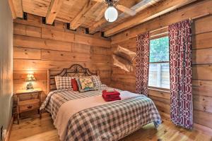 Gulta vai gultas numurā naktsmītnē Gorgeous Cabin Retreat on Lake Lanier!