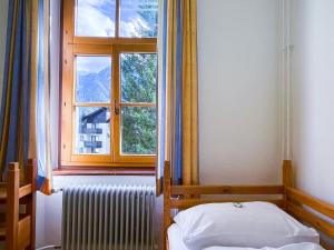 una camera con finestra, termosifone e letto di Gasthof Elisabeth a Bad Aussee