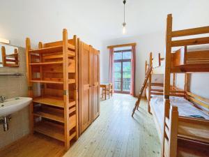 Letto o letti a castello in una camera di Gasthof Elisabeth