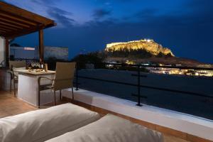 balcone con vista su una montagna di notte di Villa Valasia Lindos with Acropolis View a Líndos Altre 5 foto
