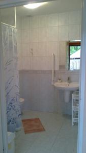 y baño con lavabo, aseo y espejo. en Gościniec Mazurski, en Mrągowo