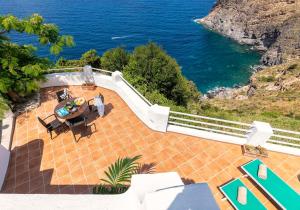 - une vue aérienne sur une terrasse avec vue sur l'océan dans l'établissement Hotel Grazia alla Scannella, à Ischia