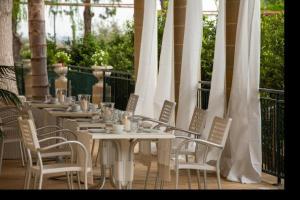 Un restaurante o sitio para comer en Tenuta Belvedere - Relais du Charme