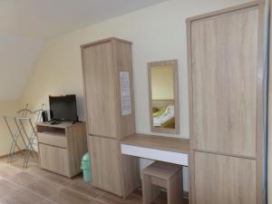 a room with a desk and a mirror and a tv at Hold-on apartman in Gyula