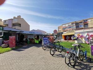 - un groupe de vélos garés dans une rue dans l'établissement CHARMANT studio proche de la mer, au Grau-du-Roi