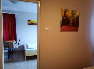 Postel nebo postele na pokoji v ubytování FLÓRA VENDÉGHÁZ A BALATONNÁL