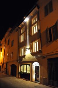 un edificio de noche con las luces encendidas en Opera 11 r&b en Parma