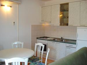 una pequeña cocina con mesa y fregadero en Apartments Nikolas, en Vodice
