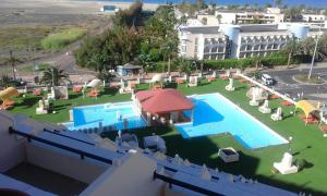 una vista aérea de un complejo con piscina en MIRAMAR ATTICO, en Morro del Jable
