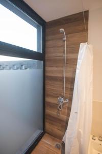 a shower in a bathroom with a window at Del Cerro Alquiler Temporario in Tandil