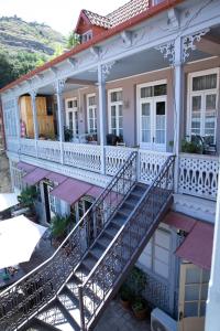 een extern uitzicht op een huis met een balkon bij DUPLEX in Tbilisi City