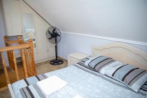 een slaapkamer met een bed en een ventilator bij DUPLEX in Tbilisi City