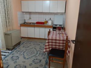 uma pequena cozinha com uma mesa e um fogão em Bački Raj em Gornja Rogatica