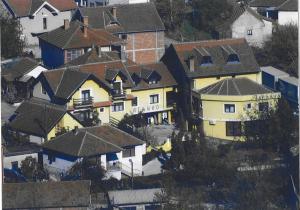 an overhead view of a group of houses with roofs at UTR Jagnjilo 1986 in Raška