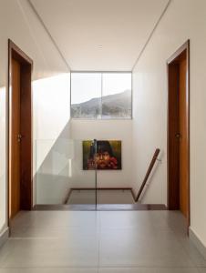 卡皮托利烏的住宿－NOAH HOTEL，一间设有玻璃门的房间,墙上有一幅画
