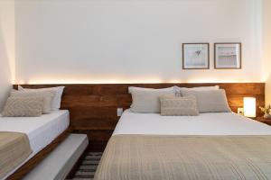 Uma cama ou camas num quarto em NOAH HOTEL