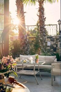 un patio con sofá y mesa con plantas en LAGUN CASTLE HOTEL&SPA, en Yalova