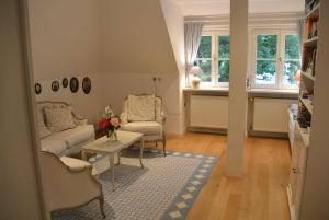 a living room with a couch and a table at Apartment am Park in Bremerhaven