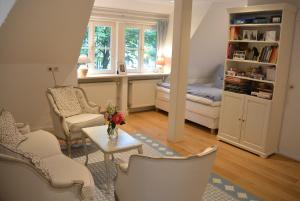 - un salon avec un lit, une table et des chaises dans l'établissement Apartment am Park, à Bremerhaven