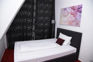 una camera da letto con un letto con una tenda in bianco e nero di Twinhof ad Amburgo
