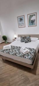 duże łóżko w pokoju z: w obiekcie Christian Guest House w mieście Terrasini
