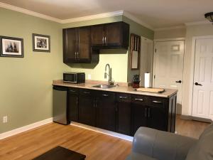 
A kitchen or kitchenette at Canadian Rockies Inn - Adults only
