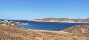 widok na duży zbiornik wodny z górami w obiekcie Siourdas Mykonos Villas w mieście Agios Sostis Mykonos
